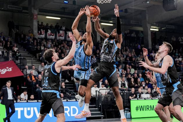 Deutschland: easyCredit BBL, Hauptrunde 2025 26, 26. Spieltag Veolia Towers Hamburg vs Science City Jena Inselpark Arena (Hamburg): Kenneth Ogbe (Veolia Towers Hamburg, 25), Will McNair (Science City Jena, 3), Benedikt Turudic (Veolia Towers Hamburg, 44), Kristofer Krause (Science City Jena, 36), Zweikampf unterm dem Korb, Gerangel, Benka Barloschky (Veolia Towers Hamburg, Head-Coach) Copyright: xStefanxTrochax