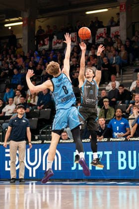 Jack Pagenkopf (Science City Jena, 11) beim Wurf, Jared Grey (Veolia Towers Hamburg, 08), GER, Veolia Towers Hamburg vs Science City Jena, Basketball, Bundesliga, Spieltag 26, Saison 2025 2026, 10.03.2026 GER, Veolia Towers Hamburg vs Science City Jena, Basketball, Bundesliga, Spieltag 26, Saison 2025 2026, 10.03.2026 Hamburg Copyright: xEibner-Pressefoto MaxxVincenx EP_MVN