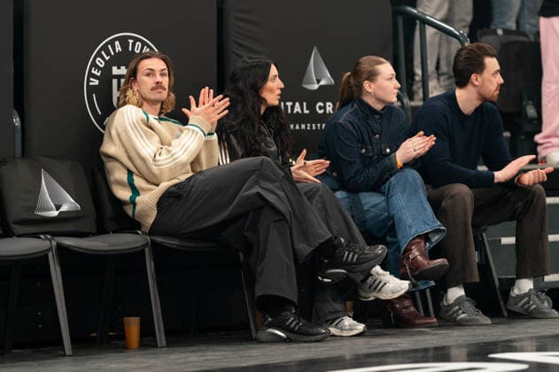 Jackson Irvine (FC St. Pauli, 07) schaut bei den Towers vorbei, GER, Veolia Towers Hamburg vs Science City Jena, Basketball, Bundesliga, Spieltag 26, Saison 2025 2026, 10.03.2026 GER, Veolia Towers Hamburg vs Science City Jena, Basketball, Bundesliga, Spieltag 26, Saison 2025 2026, 10.03.2026 Hamburg Copyright: xEibner-Pressefoto MaxxVincenx EP_MVN