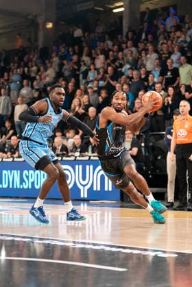 Keith Braxton Jr (Science City Jena, 13) im Dribbling gegen Osaro Rich (Veolia Towers Hamburg, 03), GER, Veolia Towers Hamburg vs Science City Jena, Basketball, Bundesliga, Spieltag 26, Saison 2025 2026, 10.03.2026 GER, Veolia Towers Hamburg vs Science City Jena, Basketball, Bundesliga, Spieltag 26, Saison 2025 2026, 10.03.2026 Hamburg Copyright: xEibner-Pressefoto MaxxVincenx EP_MVN