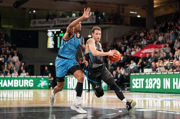 Jack Pagenkopf (Science City Jena, 11) im Dribbling gegen Kenneth Ogbe (Veolia Towers Hamburg, 25), GER, Veolia Towers Hamburg vs Science City Jena, Basketball, Bundesliga, Spieltag 26, Saison 2025 2026, 10.03.2026 GER, Veolia Towers Hamburg vs Science City Jena, Basketball, Bundesliga, Spieltag 26, Saison 2025 2026, 10.03.2026 Hamburg Copyright: xEibner-Pressefoto MaxxVincenx EP_MVN