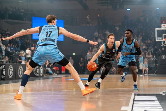 Jack Pagenkopf (Science City Jena, 11) im Dribbling gegen Niklas Wimberg (Veolia Towers Hamburg, 17) und Osaro Rich (Veolia Towers Hamburg, 03), GER, Veolia Towers Hamburg vs Science City Jena, Basketball, Bundesliga, Spieltag 26, Saison 2025 2026, 10.03.2026 GER, Veolia Towers Hamburg vs Science City Jena, Basketball, Bundesliga, Spieltag 26, Saison 2025 2026, 10.03.2026 Hamburg Copyright: xEibner-Pressefoto MaxxVincenx EP_MVN