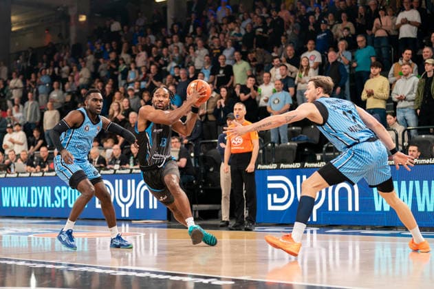 Keith Braxton Jr (Science City Jena, 13) im Dribbling gegen Osaro Rich (Veolia Towers Hamburg, 03) und Niklas Wimberg (Veolia Towers Hamburg, 17), GER, Veolia Towers Hamburg vs Science City Jena, Basketball, Bundesliga, Spieltag 26, Saison 2025 2026, 10.03.2026 GER, Veolia Towers Hamburg vs Science City Jena, Basketball, Bundesliga, Spieltag 26, Saison 2025 2026, 10.03.2026 Hamburg Copyright: xEibner-Pressefoto MaxxVincenx EP_MVN