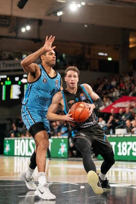 Jack Pagenkopf (Science City Jena, 11) im Dribbling gegen Kenneth Ogbe (Veolia Towers Hamburg, 25), GER, Veolia Towers Hamburg vs Science City Jena, Basketball, Bundesliga, Spieltag 26, Saison 2025 2026, 10.03.2026 GER, Veolia Towers Hamburg vs Science City Jena, Basketball, Bundesliga, Spieltag 26, Saison 2025 2026, 10.03.2026 Hamburg Copyright: xEibner-Pressefoto MaxxVincenx EP_MVN