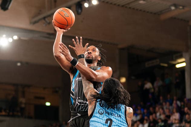 Keith Braxton Jr (Science City Jena, 13) beim Wurf, Leonard Thorpe Jr. (Veolia Towers Hamburg, 02), GER, Veolia Towers Hamburg vs Science City Jena, Basketball, Bundesliga, Spieltag 26, Saison 2025 2026, 10.03.2026 GER, Veolia Towers Hamburg vs Science City Jena, Basketball, Bundesliga, Spieltag 26, Saison 2025 2026, 10.03.2026 Hamburg Copyright: xEibner-Pressefoto MaxxVincenx EP_MVN
