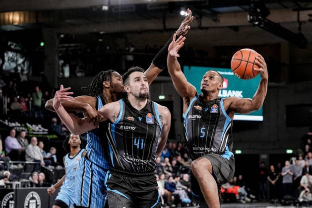 Deutschland: easyCredit BBL, Hauptrunde 2025 26, 26. Spieltag Veolia Towers Hamburg vs Science City Jena Inselpark Arena (Hamburg): Chris Carter (Science City Jena, 5), Alex Herrera (Science City Jena, 41), Karl Gamble II (Veolia Towers Hamburg, 27), Leonard Thorpe Jr. (Veolia Towers Hamburg, 2) Copyright: xStefanxTrochax
