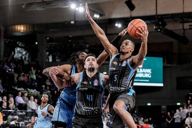 Deutschland: easyCredit BBL, Hauptrunde 2025 26, 26. Spieltag Veolia Towers Hamburg vs Science City Jena Inselpark Arena (Hamburg): Chris Carter (Science City Jena, 5), Alex Herrera (Science City Jena, 41), Karl Gamble II (Veolia Towers Hamburg, 27), Leonard Thorpe Jr. (Veolia Towers Hamburg, 2) Copyright: xStefanxTrochax