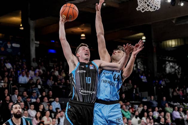 Deutschland: easyCredit BBL, Hauptrunde 2025 26, 26. Spieltag Veolia Towers Hamburg vs Science City Jena Inselpark Arena (Hamburg): Joe Wieskamp (Science City Jena, 10), Benedikt Turudic (Veolia Towers Hamburg, 44), Martin Breunig (Veolia Towers Hamburg, 13), Kampf unterm Korb, Lay Up Korbleger Copyright: xStefanxTrochax