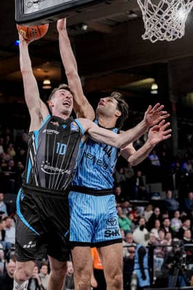 Deutschland: easyCredit BBL, Hauptrunde 2025 26, 26. Spieltag Veolia Towers Hamburg vs Science City Jena Inselpark Arena (Hamburg): Joe Wieskamp (Science City Jena, 10), Benedikt Turudic (Veolia Towers Hamburg, 44), Kampf unterm Korb, Lay Up Korbleger Copyright: xStefanxTrochax