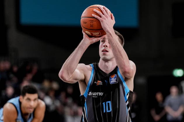 Deutschland: easyCredit BBL, Hauptrunde 2025 26, 26. Spieltag Veolia Towers Hamburg vs Science City Jena Inselpark Arena (Hamburg): Freiwurf, Joe Wieskamp (Science City Jena, 10), Devon Daniels (Veolia Towers Hamburg, 21) Copyright: xStefanxTrochax