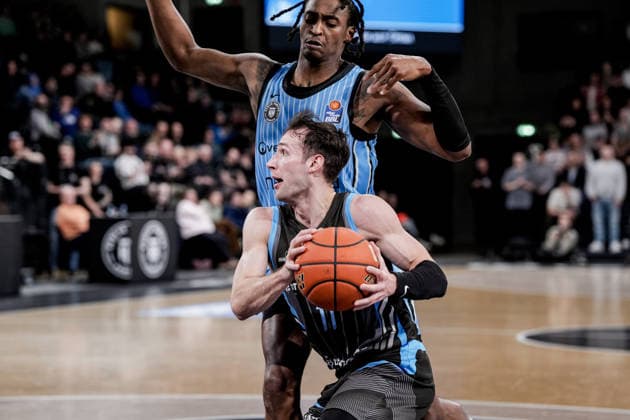 Deutschland: easyCredit BBL, Hauptrunde 2025 26, 26. Spieltag Veolia Towers Hamburg vs Science City Jena Inselpark Arena (Hamburg): Jack Pagenkopf(Science City Jena, 11), Karl Gamble II (Veolia Towers Hamburg, 27), Zweikampf unterm Korb Copyright: xStefanxTrochax