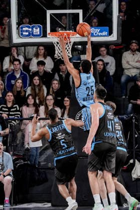 Deutschland: easyCredit BBL, Hauptrunde 2025 26, 26. Spieltag Veolia Towers Hamburg vs Science City Jena Inselpark Arena (Hamburg): Dunking Dunk, Kenneth Ogbe (Veolia Towers Hamburg, 25), Chris Carter (Science City Jena, 5), Alex Herrera (Science City Jena, 41), Lorenz Bank (Science City Jena, 25) Copyright: xStefanxTrochax
