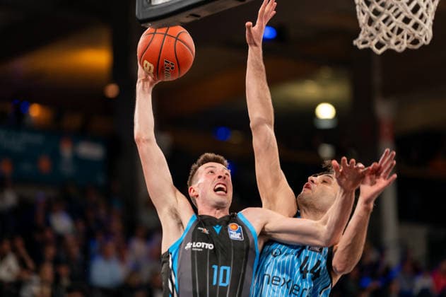 Joe Wieskamp (Science City Jena, 10) beim Dunk, Benedikt Turudic (Veolia Towers Hamburg, 44), GER, Veolia Towers Hamburg vs Science City Jena, Basketball, Bundesliga, Spieltag 26, Saison 2025 2026, 10.03.2026 GER, Veolia Towers Hamburg vs Science City Jena, Basketball, Bundesliga, Spieltag 26, Saison 2025 2026, 10.03.2026 Hamburg Copyright: xEibner-Pressefoto MaxxVincenx EP_MVN