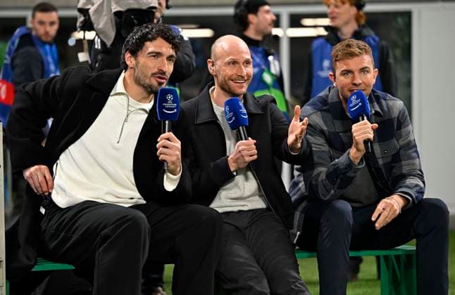 10.03.2026, Fussball UEFA Championsleague 2025 2026: Achtelfinale, Atalanta Bergamo - FC Bayern München, in der New Balance Arena (Bergamo, Italien), v.l. Mats Hummels, Benedikt Höwedes , Christoph Kramer (alle Deutschland).