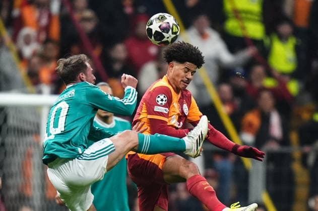 Galatasaray v Liverpool - UEFA Champions League ISTANBUL, TURKIYE - MARCH 10: Gabriel Sara (R) of Galatasaray in action against Alexis Mac Allister (L) of Liverpool during the UEFA Champions League round of 16 play-off first leg match between Galatasaray and Liverpool at RAMS Park in Istanbul, Turkiye, on March 10, 2026. Hakan Akgun Anadolu Istanbul Turkey. Editorial use only. Please get in touch for any other usage.  Copyright: x2026xAnadoluxHakanxAkgunx