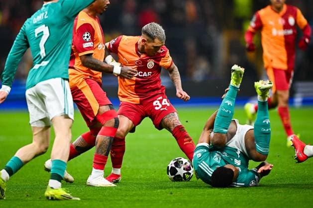 Galatasaray v Liverpool - UEFA Champions League ISTANBUL, TURKIYE - MARCH 10: Lucas Torreira (3rd L) of Galatasaray in action against Florian Wirtz (7) of Liverpool during the UEFA Champions League round of 16 play-off first leg match between Galatasaray and Liverpool at RAMS Park in Istanbul, Turkiye, on March 10, 2026. Cem Hasret Tekkesinoglu Anadolu Istanbul Turkey. Editorial use only. Please get in touch for any other usage.  Copyright: x2026xAnadoluxCemxHasretxTekkesinoglux