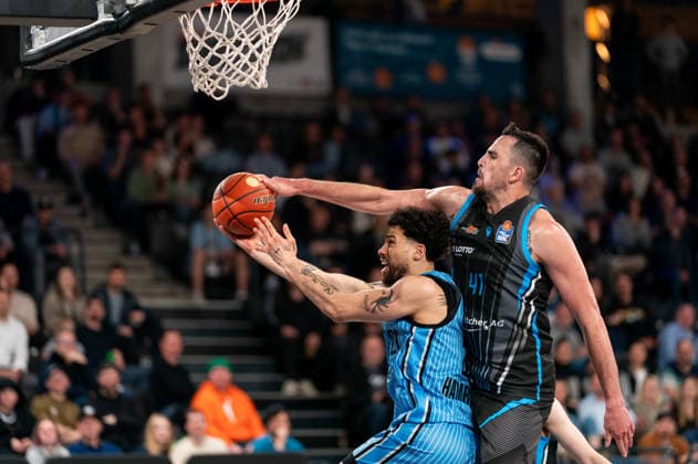 Alex Herrera (Science City Jena, 41) blockt den Korbleger von Devon Daniels (Veolia Towers Hamburg, 21), GER, Veolia Towers Hamburg vs Science City Jena, Basketball, Bundesliga, Spieltag 26, Saison 2025 2026, 10.03.2026 GER, Veolia Towers Hamburg vs Science City Jena, Basketball, Bundesliga, Spieltag 26, Saison 2025 2026, 10.03.2026 Hamburg Copyright: xEibner-Pressefoto MaxxVincenx EP_MVN
