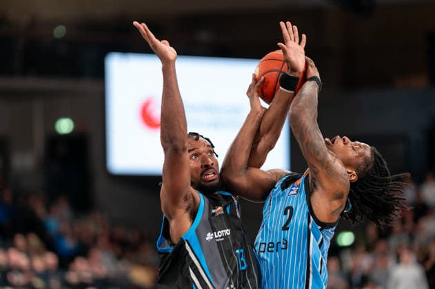 Keith Braxton Jr (Science City Jena, 13) im Zweikampf, Kampf um den Ball mit Leonard Thorpe Jr. (Veolia Towers Hamburg, 02), GER, Veolia Towers Hamburg vs Science City Jena, Basketball, Bundesliga, Spieltag 26, Saison 2025 2026, 10.03.2026 GER, Veolia Towers Hamburg vs Science City Jena, Basketball, Bundesliga, Spieltag 26, Saison 2025 2026, 10.03.2026 Hamburg Copyright: xEibner-Pressefoto MaxxVincenx EP_MVN