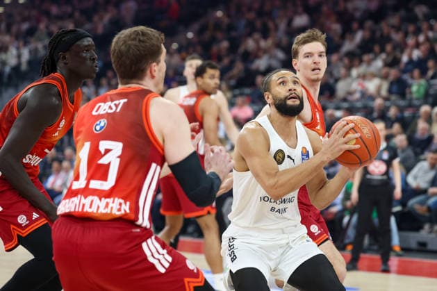 Kaza Kajami-Keane (Basketball Loewen Braunschweig, 24) mit Ball, mit Andreas Obst (FC Bayern Basketball, 13) und Wenyen Gabriel (FC Bayern Basketball, 32), mit Justuz Hollatz (FC Bayern Basketball, 21), GER, FC Bayern Basketball vs. Basketball Loewen Braunschweig, Basketball, easycredit Basketball Bundesliga, 25. Spieltag, Saison 2025 2026, 10.03.2026, GER, FC Bayern Basketball vs. Basketball Loewen Braunschweig, Basketball, easycredit Basketball Bundesliga, 25. Spieltag, Saison 2025 2026, 10.03.2026 Muenchen Copyright: xEibner-Pressefoto JennixMaulx EP_JML