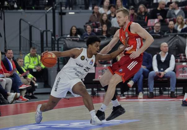 Braunschweigs 25 SHERFIELD vs Bayerns 5 Niels GIFFEY. Basketball: Bayern - Braunschweig. Bundesliga, FC Bayern Basketball - Basketball Löwen Braunschweig, 25.Spieltag, Saison 2025-2026, 10.03.2026, in Muenchen, S A P G A R D E N, Deutschland. Quelle Copyright Credit : Oryk HAIST