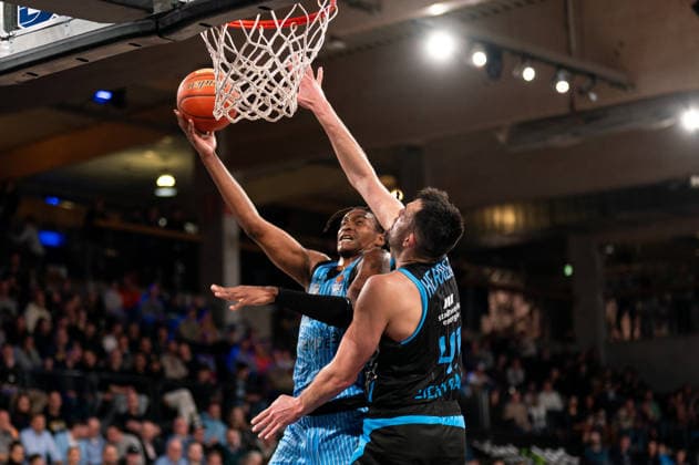 Karl Gamble (Veolia Towers Hamburg, 27) beim Korbleger gegen Alex Herrera (Science City Jena, 41), GER, Veolia Towers Hamburg vs Science City Jena, Basketball, Bundesliga, Spieltag 26, Saison 2025 2026, 10.03.2026 GER, Veolia Towers Hamburg vs Science City Jena, Basketball, Bundesliga, Spieltag 26, Saison 2025 2026, 10.03.2026 Hamburg Copyright: xEibner-Pressefoto MaxxVincenx EP_MVN