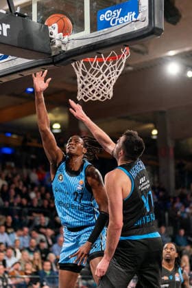 Karl Gamble (Veolia Towers Hamburg, 27) beim Korbleger gegen Alex Herrera (Science City Jena, 41), GER, Veolia Towers Hamburg vs Science City Jena, Basketball, Bundesliga, Spieltag 26, Saison 2025 2026, 10.03.2026 GER, Veolia Towers Hamburg vs Science City Jena, Basketball, Bundesliga, Spieltag 26, Saison 2025 2026, 10.03.2026 Hamburg Copyright: xEibner-Pressefoto MaxxVincenx EP_MVN