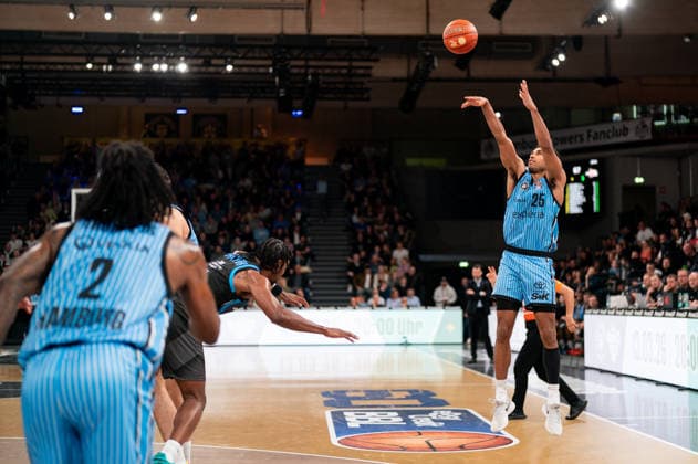 Kenneth Ogbe (Veolia Towers Hamburg, 25) beim Wurf, GER, Veolia Towers Hamburg vs Science City Jena, Basketball, Bundesliga, Spieltag 26, Saison 2025 2026, 10.03.2026 GER, Veolia Towers Hamburg vs Science City Jena, Basketball, Bundesliga, Spieltag 26, Saison 2025 2026, 10.03.2026 Hamburg Copyright: xEibner-Pressefoto MaxxVincenx EP_MVN