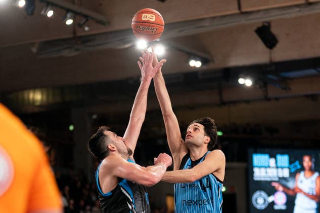 Benedikt Turudic (Veolia Towers Hamburg, 44) beim Wurf, Alex Herrera (Science City Jena, 41), GER, Veolia Towers Hamburg vs Science City Jena, Basketball, Bundesliga, Spieltag 26, Saison 2025 2026, 10.03.2026 GER, Veolia Towers Hamburg vs Science City Jena, Basketball, Bundesliga, Spieltag 26, Saison 2025 2026, 10.03.2026 Hamburg Copyright: xEibner-Pressefoto MaxxVincenx EP_MVN