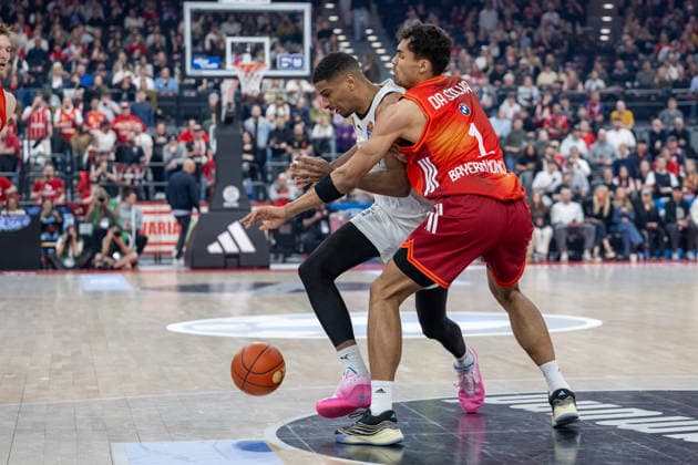 Oscar da Silva 1 (FC Bayern Basketball) im Zweikampf mit David N Guessan 1 (Basketball Loewen Braunschweig), FC Bayern Basketball vs. Basketball Loewen Braunschweig, BBL, 25. Spieltag, 10.03.2026 Muenchen Bayern Deutschland