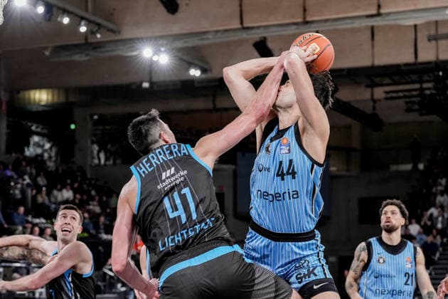Deutschland: easyCredit BBL, Hauptrunde 2025 26, 26. Spieltag Veolia Towers Hamburg vs Science City Jena Inselpark Arena (Hamburg): Foul unterm Korb, Benedikt Turudic (Veolia Towers Hamburg, 44), Alex Herrera (Science City Jena, 41), Devon Daniels (Veolia Towers Hamburg, 21), Joe Wieskamp (Science City Jena, 10) Copyright: xStefanxTrochax