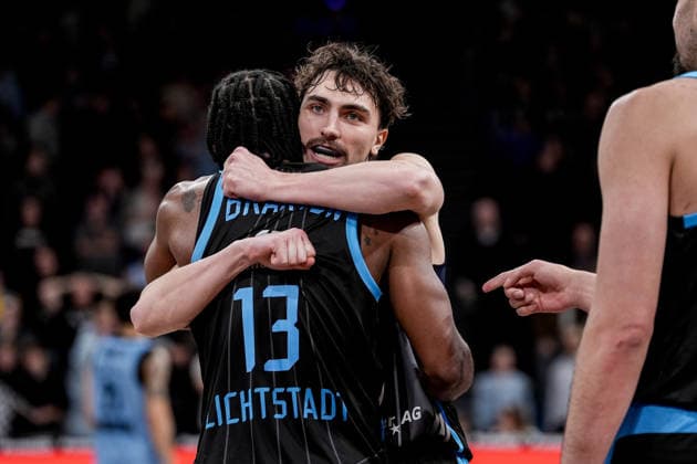 Deutschland: easyCredit BBL, Hauptrunde 2025 26, 26. Spieltag Veolia Towers Hamburg vs Science City Jena Inselpark Arena (Hamburg): Freude, Emotion, Jubel nach Sieg: Keith Braxton (Science City Jena, 13), Kristofer Krause (Science City Jena, 36) Copyright: xStefanxTrochax