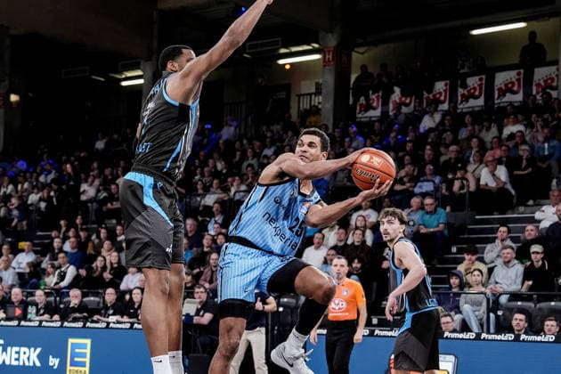 Deutschland: easyCredit BBL, Hauptrunde 2025 26, 26. Spieltag Veolia Towers Hamburg vs Science City Jena Inselpark Arena (Hamburg): Kenneth Ogbe (Veolia Towers Hamburg, 25), Will McNair (Science City Jena, 3), Jack Pagenkopf(Science City Jena, 11) Copyright: xStefanxTrochax