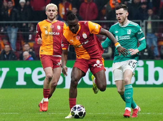NBUL, TURKEY - MARCH 10: Baris Alper Yilmaz (L) , Wilfried Singo (C) of Galatasaray and Andrew Robertson (26) of Liverpool FC battle for the ball during the UEFA Champions League 2025 26 Round of 16 First Leg match between Galatasaray SK and Liverpool FC at Ali Sami Yen Spor Kompleksi on March 10, 2026 in Istanbul, Turkey. Istanbul Turkey Copyright: xSeskimphotox GSaray-Liverpool-100326 (20)