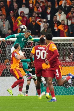 NBUL, TURKEY - MARCH 10: Abdulkerim Bardakci , Wilfried Singo of Galatasaray and Virgil Van Dijk of Liverpool FC battle for the ball during the UEFA Champions League 2025 26 Round of 16 First Leg match between Galatasaray SK and Liverpool FC at Ali Sami Yen Spor Kompleksi on March 10, 2026 in Istanbul, Turkey. Istanbul Turkey Copyright: xSeskimphotox GSaray-Liverpool-100326 (26)