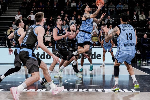Deutschland: easyCredit BBL, Hauptrunde 2025 26, 26. Spieltag Veolia Towers Hamburg vs Science City Jena Inselpark Arena (Hamburg): Devon Daniels (Veolia Towers Hamburg, 21) Lay Up Korbleger, Martin Breunig (Veolia Towers Hamburg, 13), Robin Christen (Science City Jena, 8), Joe Wieskamp (Science City Jena, 10), Kenneth Ogbe (Veolia Towers Hamburg, 25) Copyright: xStefanxTrochax
