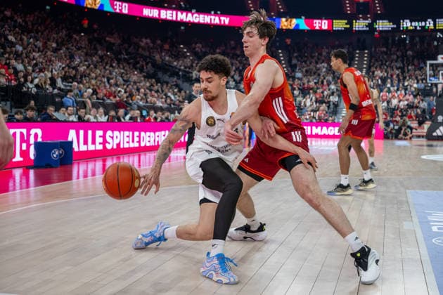 Joshua Obiesie 8 (Basketball Loewen Braunschweig), im Zweikampf mit Justin Jessup 10 (FC Bayern Basketball), FC Bayern Basketball vs. Basketball Loewen Braunschweig, BBL, 25. Spieltag, 10.03.2026 Muenchen Bayern Deutschland
