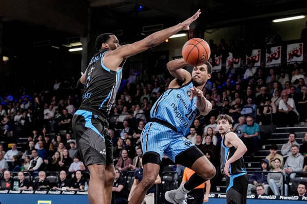 Deutschland: easyCredit BBL, Hauptrunde 2025 26, 26. Spieltag Veolia Towers Hamburg vs Science City Jena Inselpark Arena (Hamburg): Kenneth Ogbe (Veolia Towers Hamburg, 25), Will McNair (Science City Jena, 3), Jack Pagenkopf(Science City Jena, 11) Copyright: xStefanxTrochax