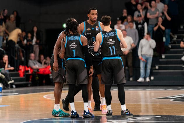 Jena beim Huddle, Uchenna Iroegbu (Science City Jena, 01), William McNair Jr (Science City Jena, 03), Jack Pagenkopf (Science City Jena, 11), GER, Veolia Towers Hamburg vs Science City Jena, Basketball, Bundesliga, Spieltag 26, Saison 2025 2026, 10.03.2026 GER, Veolia Towers Hamburg vs Science City Jena, Basketball, Bundesliga, Spieltag 26, Saison 2025 2026, 10.03.2026 Hamburg Copyright: xEibner-Pressefoto MaxxVincenx EP_MVN