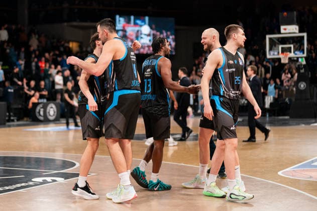 Jena jubelt Jubel nach Sieg Spielende, Keith Braxton Jr (Science City Jena, 13), Kristofer Krause (Science City Jena, 36), Alex Herrera (Science City Jena, 41), Lorenz Bank (Science City Jena, 25), Jack Pagenkopf (Science City Jena, 11), GER, Veolia Towers Hamburg vs Science City Jena, Basketball, Bundesliga, Spieltag 26, Saison 2025 2026, 10.03.2026 GER, Veolia Towers Hamburg vs Science City Jena, Basketball, Bundesliga, Spieltag 26, Saison 2025 2026, 10.03.2026 Hamburg Copyright: xEibner-Pressefoto MaxxVincenx EP_MVN