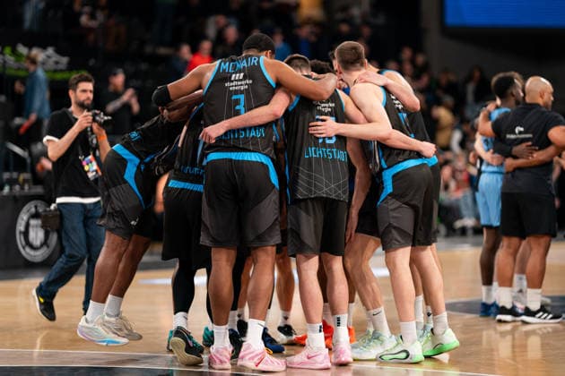 Jena jubelt Jubel nach Sieg Spielende, Chris Carter (Science City Jena, 05), William McNair Jr (Science City Jena, 03), Joe Wieskamp (Science City Jena, 10), Lorenz Bank (Science City Jena, 25), GER, Veolia Towers Hamburg vs Science City Jena, Basketball, Bundesliga, Spieltag 26, Saison 2025 2026, 10.03.2026 GER, Veolia Towers Hamburg vs Science City Jena, Basketball, Bundesliga, Spieltag 26, Saison 2025 2026, 10.03.2026 Hamburg Copyright: xEibner-Pressefoto MaxxVincenx EP_MVN