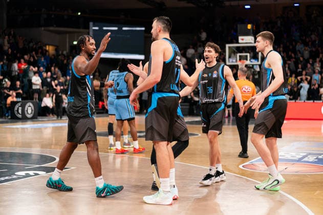 Keith Braxton Jr (Science City Jena, 13), Alex Herrera (Science City Jena, 41), Kristofer Krause (Science City Jena, 36) jubelt Jubel nach Sieg Spielende, GER, Veolia Towers Hamburg vs Science City Jena, Basketball, Bundesliga, Spieltag 26, Saison 2025 2026, 10.03.2026 GER, Veolia Towers Hamburg vs Science City Jena, Basketball, Bundesliga, Spieltag 26, Saison 2025 2026, 10.03.2026 Hamburg Copyright: xEibner-Pressefoto MaxxVincenx EP_MVN