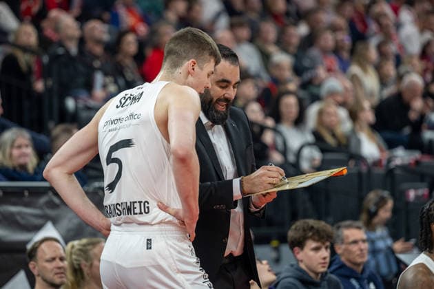 Headcoach Ramon Diaz (Basketball Loewen Braunschweig) bespricht sich mit Luka Scuka 5 (Basketball Loewen Braunschweig), FC Bayern Basketball vs. Basketball Loewen Braunschweig, BBL, 25. Spieltag, 10.03.2026 Muenchen Bayern Deutschland