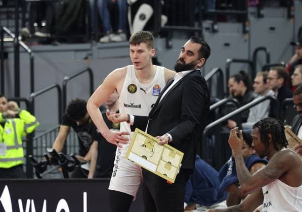 Braunschweigs 5 SCUKA und Braunschweigs Trainer Ramon Diaz SANCHEZ. Basketball: Bayern - Braunschweig. Bundesliga, FC Bayern Basketball - Basketball Löwen Braunschweig, 25.Spieltag, Saison 2025-2026, 10.03.2026, in Muenchen, S A P G A R D E N, Deutschland. Quelle Copyright Credit : Oryk HAIST