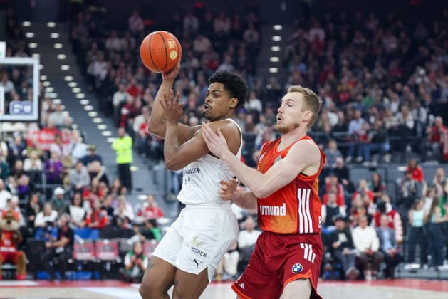 Grant Sherfield (Basketball Loewen Braunschweig, 25) mit Niels Giffey (FC Bayern Basketball, 05), GER, FC Bayern Basketball vs. Basketball Loewen Braunschweig, Basketball, easycredit Basketball Bundesliga, 25. Spieltag, Saison 2025 2026, 10.03.2026, GER, FC Bayern Basketball vs. Basketball Loewen Braunschweig, Basketball, easycredit Basketball Bundesliga, 25. Spieltag, Saison 2025 2026, 10.03.2026 Muenchen Copyright: xEibner-Pressefoto JennixMaulx EP_JML