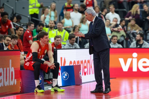 Svetislav Pesic (FC Bayern Basketball, Chef-Trainer) im Gespraech mit Andreas Obst (FC Bayern Basketball, 13), GER, FC Bayern Basketball vs. Basketball Loewen Braunschweig, Basketball, easycredit Basketball Bundesliga, 25. Spieltag, Saison 2025 2026, 10.03.2026, GER, FC Bayern Basketball vs. Basketball Loewen Braunschweig, Basketball, easycredit Basketball Bundesliga, 25. Spieltag, Saison 2025 2026, 10.03.2026 Muenchen Copyright: xEibner-Pressefoto JennixMaulx EP_JML