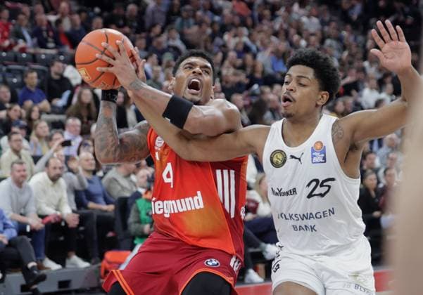 Bayerns 4 Xavier RATHAN-MAYES vs Braunschweigs 25 SHERFIELD. Basketball: Bayern - Braunschweig. Bundesliga, FC Bayern Basketball - Basketball Löwen Braunschweig, 25.Spieltag, Saison 2025-2026, 10.03.2026, in Muenchen, S A P G A R D E N, Deutschland. Quelle Copyright Credit : Oryk HAIST