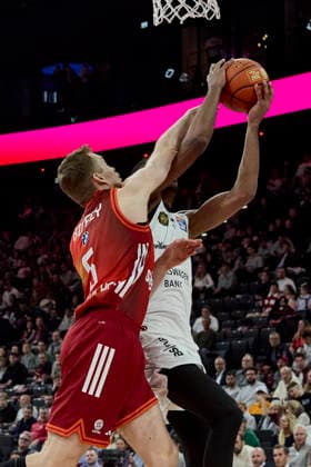 Deutsche Basketball Bundesliga (BBL), FC Bayern München Basketball vs Basketball Löwen Braunschweig, München FC Bayern Basketball, Braunschweig Basketball Löwen, 2026-03-10 in München (SAP Garden) NGUESSAN David (Basketball Löwen Braunschweig Center (C) Nr1-BRA1), GIFFEY Niels (FC Bayern München Basketball Small Forward (SF) Nr5-FCBB5) sportworld München SAP Garden Bayern Deutschland