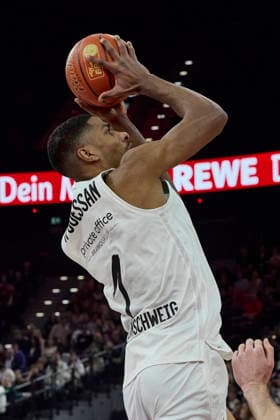 Deutsche Basketball Bundesliga (BBL), FC Bayern München Basketball vs Basketball Löwen Braunschweig, München FC Bayern Basketball, Braunschweig Basketball Löwen, 2026-03-10 in München (SAP Garden) NGUESSAN David (Basketball Löwen Braunschweig Center (C) Nr1-BRA1) sportworld München SAP Garden Bayern Deutschland