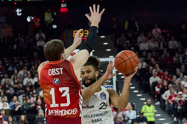 Deutsche Basketball Bundesliga (BBL), FC Bayern München Basketball vs Basketball Löwen Braunschweig, München FC Bayern Basketball, Braunschweig Basketball Löwen, 2026-03-10 in München (SAP Garden) KAJAMI-KEANE Kaza (Basketball Löwen Braunschweig Point Guard (PG) Nr24-BRA24), OBST Andreas (FC Bayern München Basketball Shooting Guard (SG) Nr13-FCBB13) sportworld München SAP Garden Bayern Deutschland