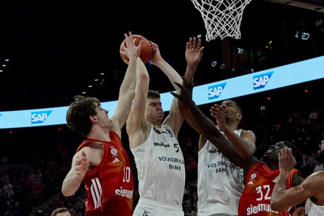 Deutsche Basketball Bundesliga (BBL), FC Bayern München Basketball vs Basketball Löwen Braunschweig, München FC Bayern Basketball, Braunschweig Basketball Löwen, 2026-03-10 in München (SAP Garden) SCUKA Luka (Basketball Löwen Braunschweig Power Forward (PF) Nr5-BRA5), NGUESSAN David (Basketball Löwen Braunschweig Center (C) Nr1-BRA1), JESSUP Justinian (FC Bayern München Basketball Shooting Guard (SG) Nr10-FCBB10) sportworld München SAP Garden Bayern Deutschland
